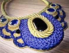 Ожерелье полностью ручная работа, чёрные и голубые кабошоны, обвязка синяя и имитация золота.